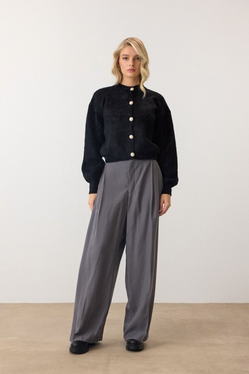 Siyah Uzun Kollu Düğmeli Tüylü Triko Hırka