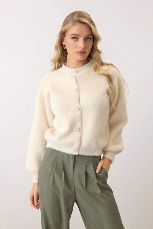 Krem Uzun Kollu Düğmeli Tüylü Triko Hırka