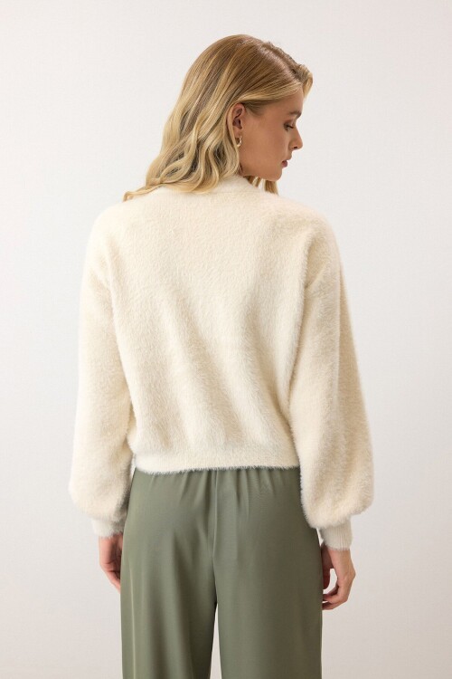 Krem Uzun Kollu Düğmeli Tüylü Triko Hırka