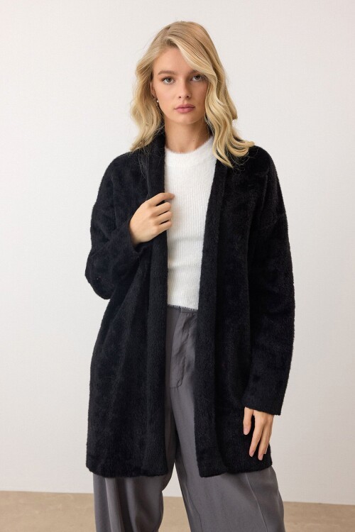 Siyah Uzun Kollu Tüylü Triko Hırka