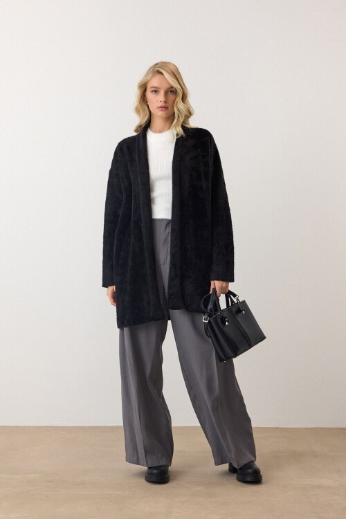 Siyah Uzun Kollu Tüylü Triko Hırka