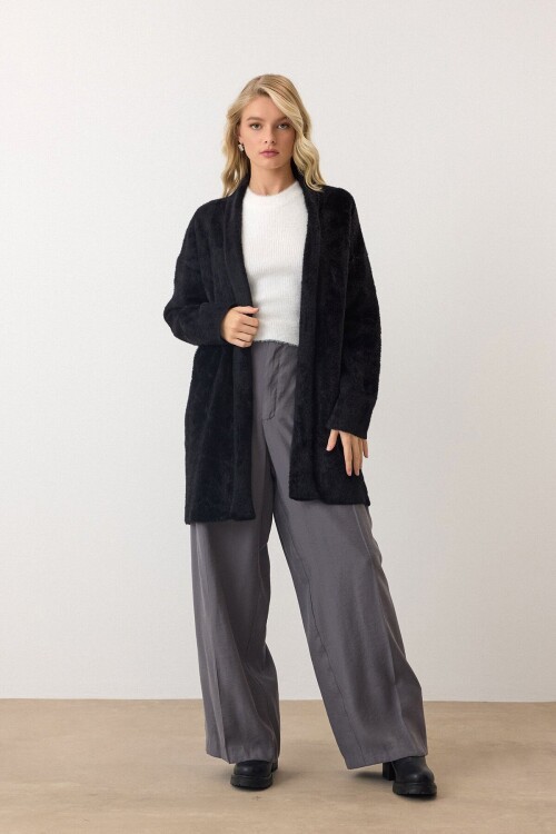 Siyah Uzun Kollu Tüylü Triko Hırka