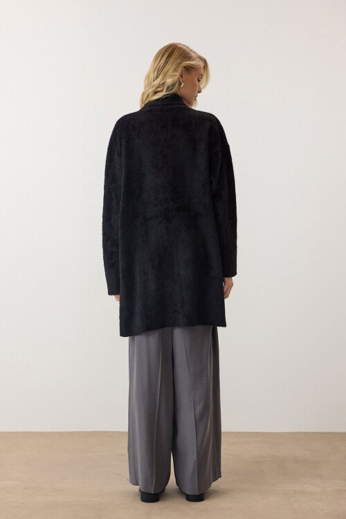 Siyah Uzun Kollu Tüylü Triko Hırka