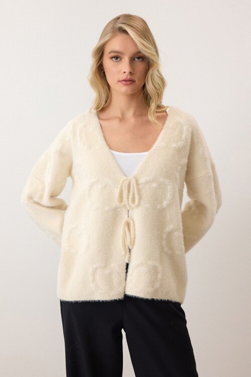 Krem V Yaka Bağcık Detaylı Desenli Triko Hırka