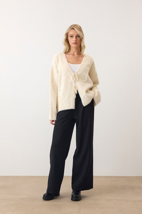 Krem V Yaka Bağcık Detaylı Desenli Triko Hırka