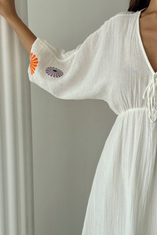 Beyaz V Yaka Balon Kol Bağcıklı Astarlı Uzun Elbise