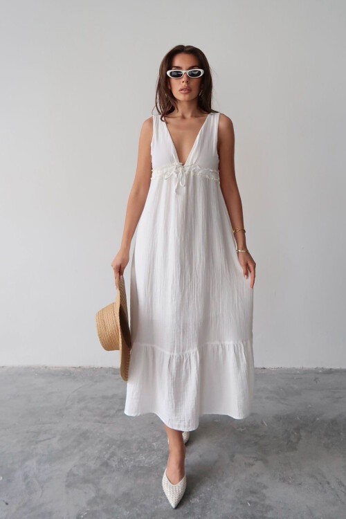 Beyaz V Yaka Fırfır Detaylı Astarlı Müslin Elbise