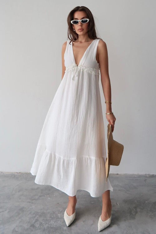 Beyaz V Yaka Fırfır Detaylı Astarlı Müslin Elbise