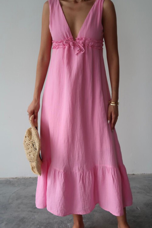 Pembe V Yaka Fırfır Detaylı Astarlı Müslin Elbise