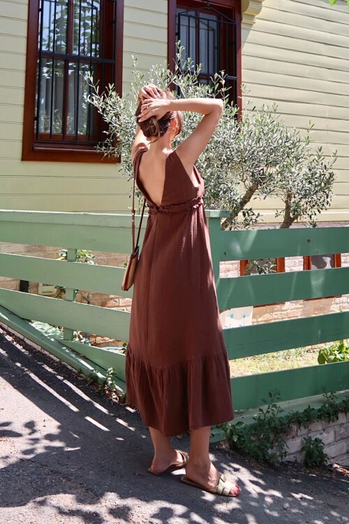 Kahverengi V Yaka Fırfır Detaylı Astarlı Müslin Elbise