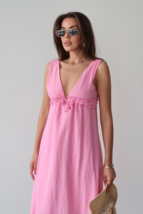 Pembe V Yaka Fırfır Detaylı Astarlı Müslin Elbise