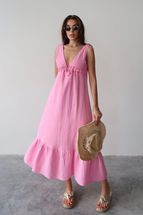 Pembe V Yaka Fırfır Detaylı Astarlı Müslin Elbise