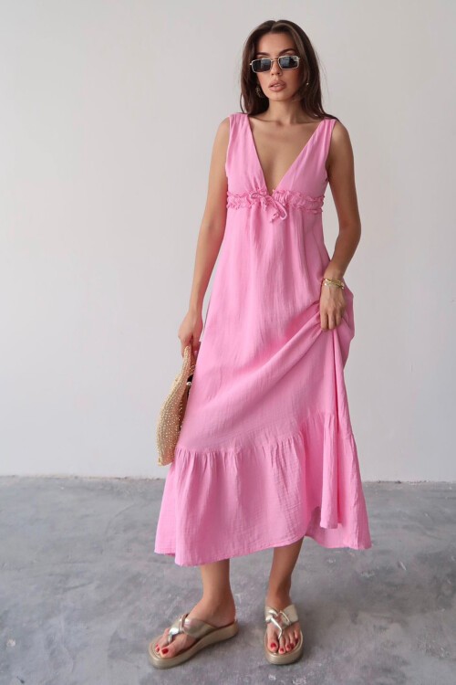 Pembe V Yaka Fırfır Detaylı Astarlı Müslin Elbise