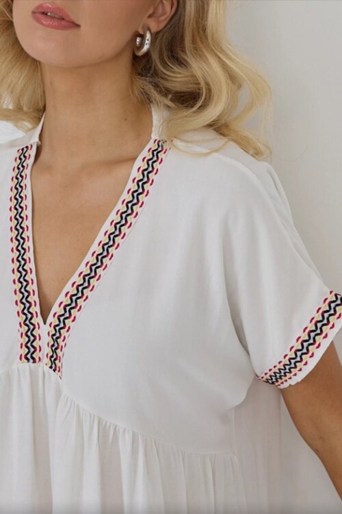 Beyaz V Yaka Kısa Kollu Midi Boy Rahat Kesim Elbise