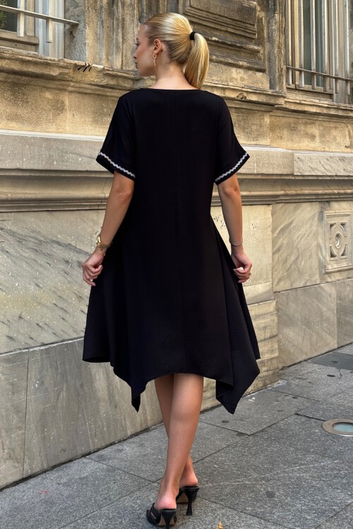 Siyah V Yaka Kısa Kollu Şerit Desenli Elbise