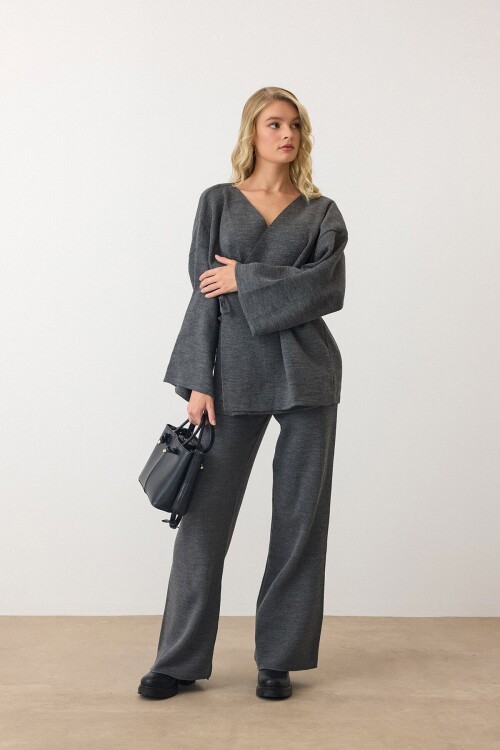 Antrasit V Yaka Kuşaklı Bol Paça İkili Takım