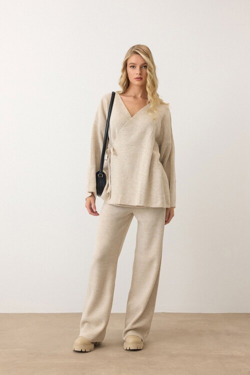 Bej V Yaka Kuşaklı Bol Paça İkili Takım