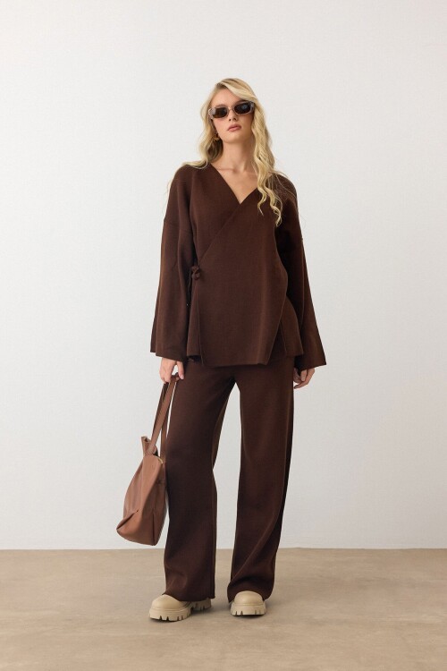 Kahverengi V Yaka Kuşaklı Bol Paça İkili Takım