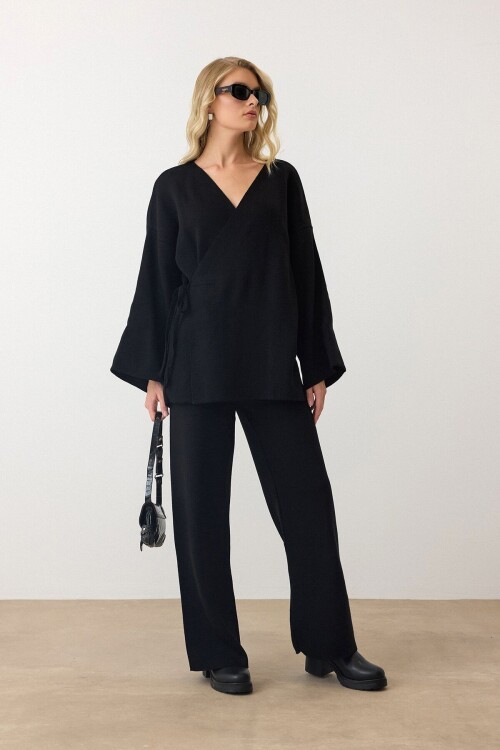 Siyah V Yaka Kuşaklı Bol Paça İkili Takım