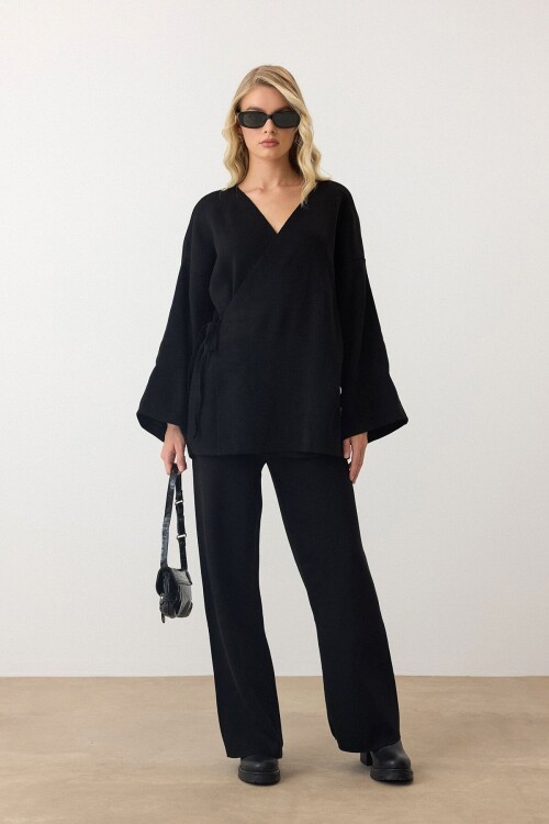 Siyah V Yaka Kuşaklı Bol Paça İkili Takım