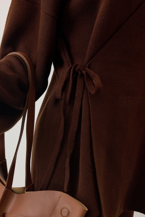 Kahverengi V Yaka Kuşaklı Bol Paça İkili Takım