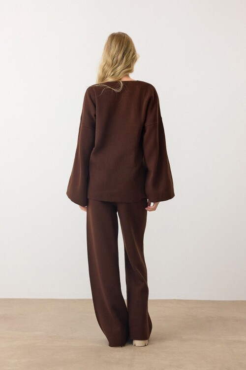 Kahverengi V Yaka Kuşaklı Bol Paça İkili Takım