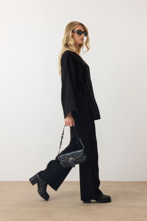 Siyah V Yaka Kuşaklı Bol Paça İkili Takım