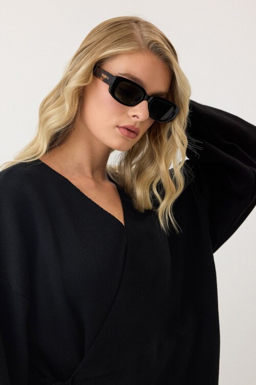 Siyah V Yaka Kuşaklı Bol Paça İkili Takım