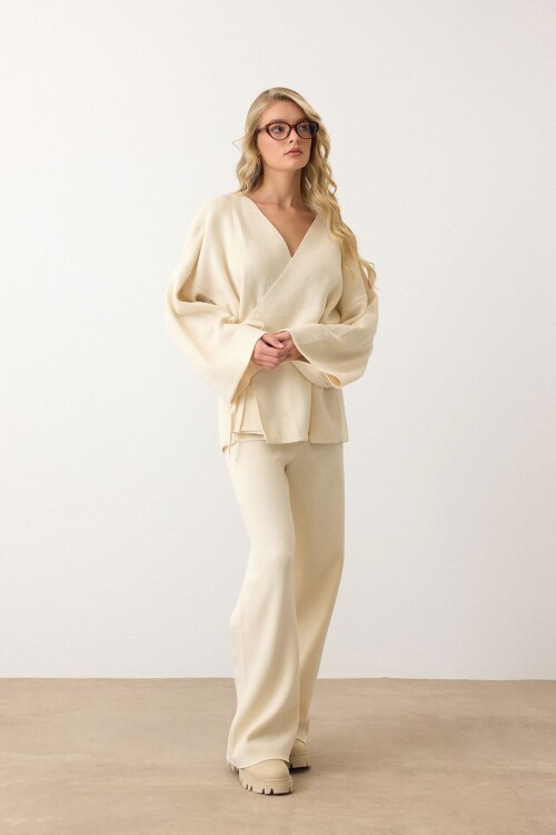 Krem V Yaka Kuşaklı Bol Paça İkili Takım