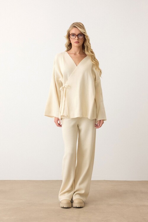 Krem V Yaka Kuşaklı Bol Paça İkili Takım