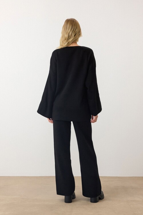 Siyah V Yaka Kuşaklı Bol Paça İkili Takım