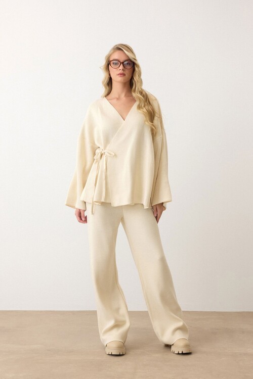 Krem V Yaka Kuşaklı Bol Paça İkili Takım