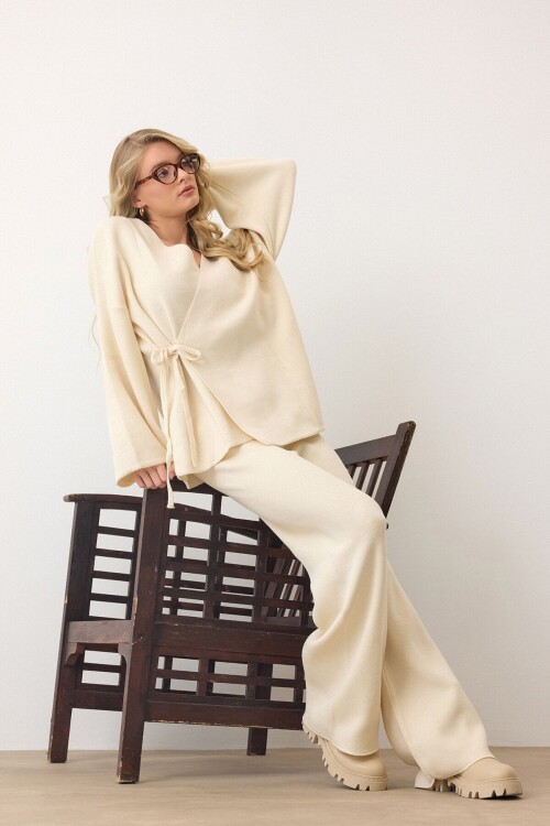 Krem V Yaka Kuşaklı Bol Paça İkili Takım