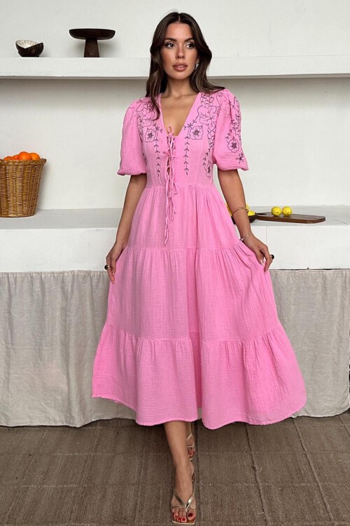 Pembe V Yaka Nakış İşlemeli Astarlı Müslin Elbise