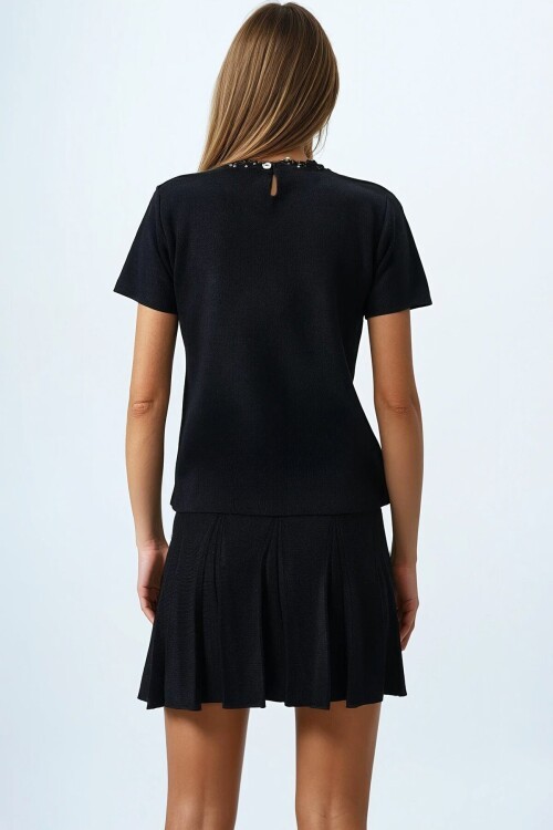 Siyah Yakası Taş İşlemeli Bluz Ve Pileli Etek Triko Takım