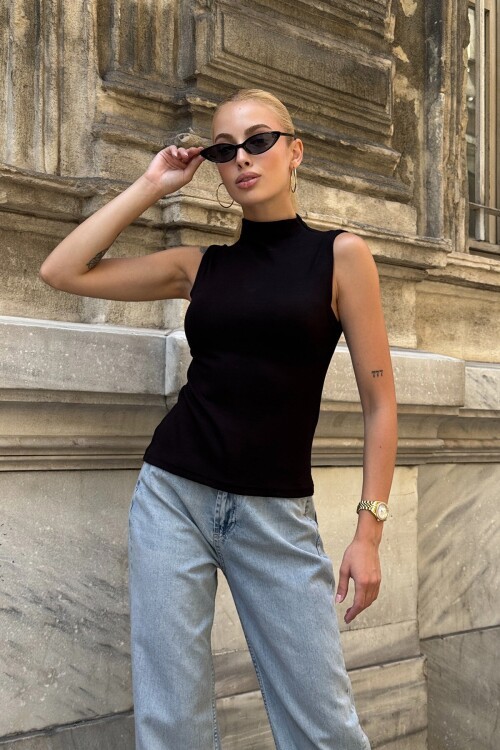 Siyah Yarım Balıkçı Yaka Basic Bluz