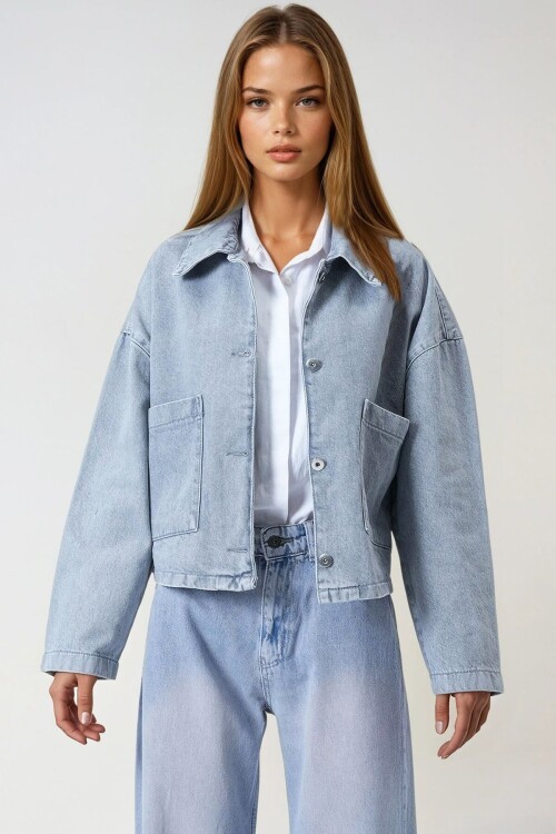 Açık Mavi Çift Cepli Düğme Kapamalı Denim Ceket