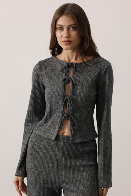 Bağcıklı Uzun Kollu Fiyonklu Triko Bluz