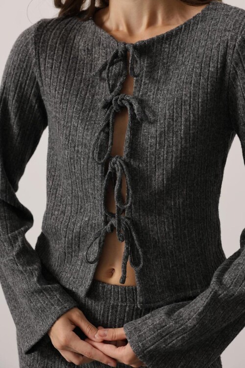 Bağcıklı Uzun Kollu Fiyonklu Triko Bluz