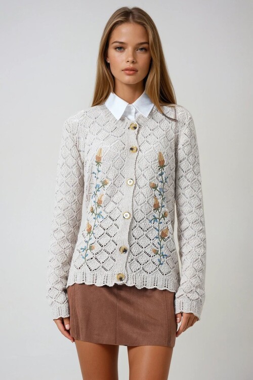 Bej Ajurlu Çiçek Nakışlı Düğmeli Triko Hırka