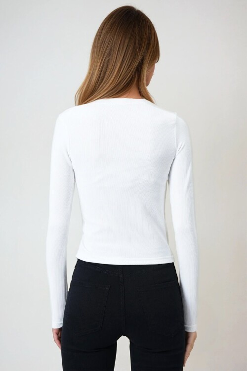 Beyaz Bisiklet Yaka Asimetrik Kesim Aksesuar Detaylı Fitilli Bluz