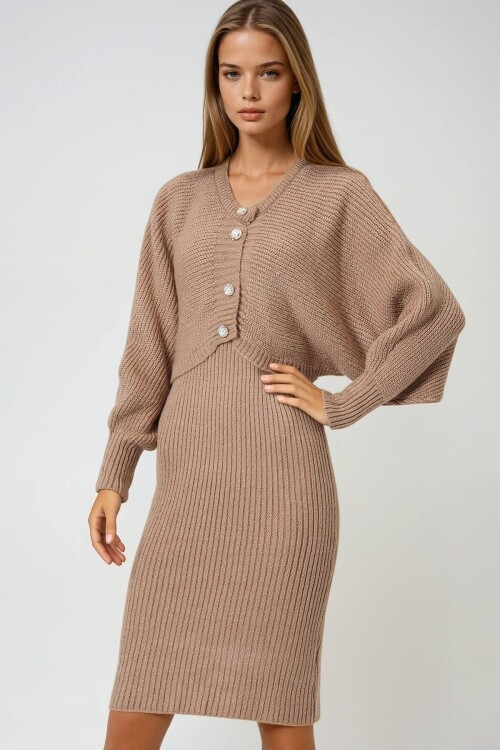 Düğme Kapamalı Crop Hırka ve Ön Arka V Yaka Fitilli Triko Elbise Takım