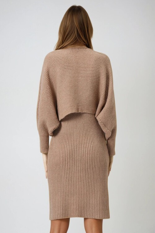 Düğme Kapamalı Crop Hırka ve Ön Arka V Yaka Fitilli Triko Elbise Takım