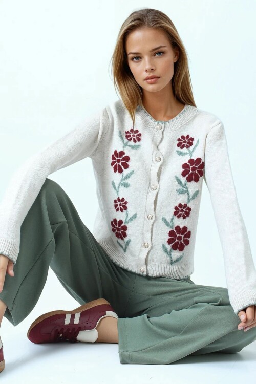 Çiçek Desenli Düğmeli Triko Hırka