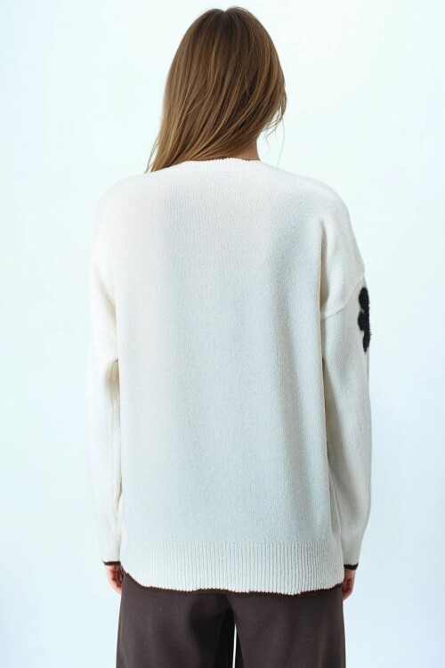 Çiçek Detaylı V Yaka Püsküllü Triko Kazak