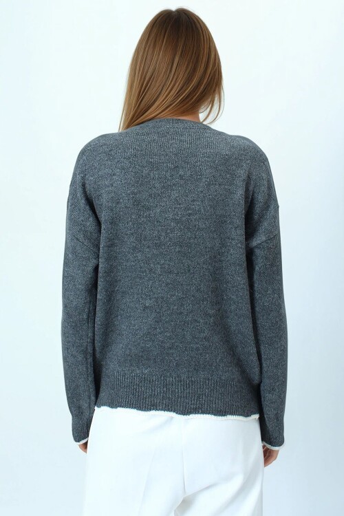 Çiçek Detaylı V Yaka Püsküllü Triko Kazak