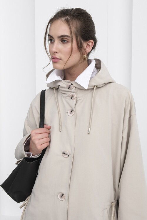 Çift Cepli Kapüşonlu Beli Bağlamalı Düğme Kapamalı Astarlı Trençkot