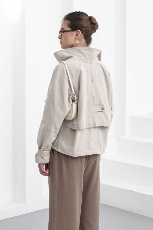 Çift Düğmeli Kruvaze Yaka Kısa Astarlı Trençkot