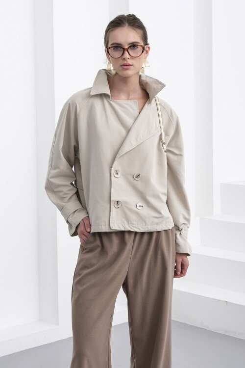 Çift Düğmeli Kruvaze Yaka Kısa Astarlı Trençkot