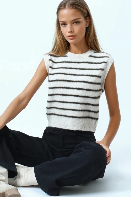 Çizgili Bisiklet Yaka Kolsuz Püsküllü Triko Bluz